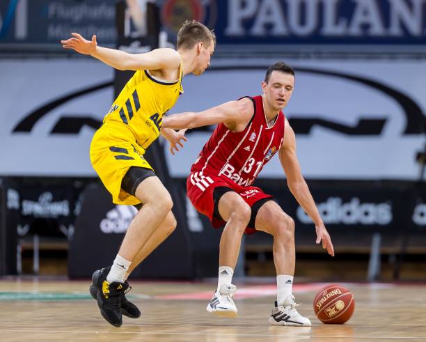 远射进球同 远射进球同